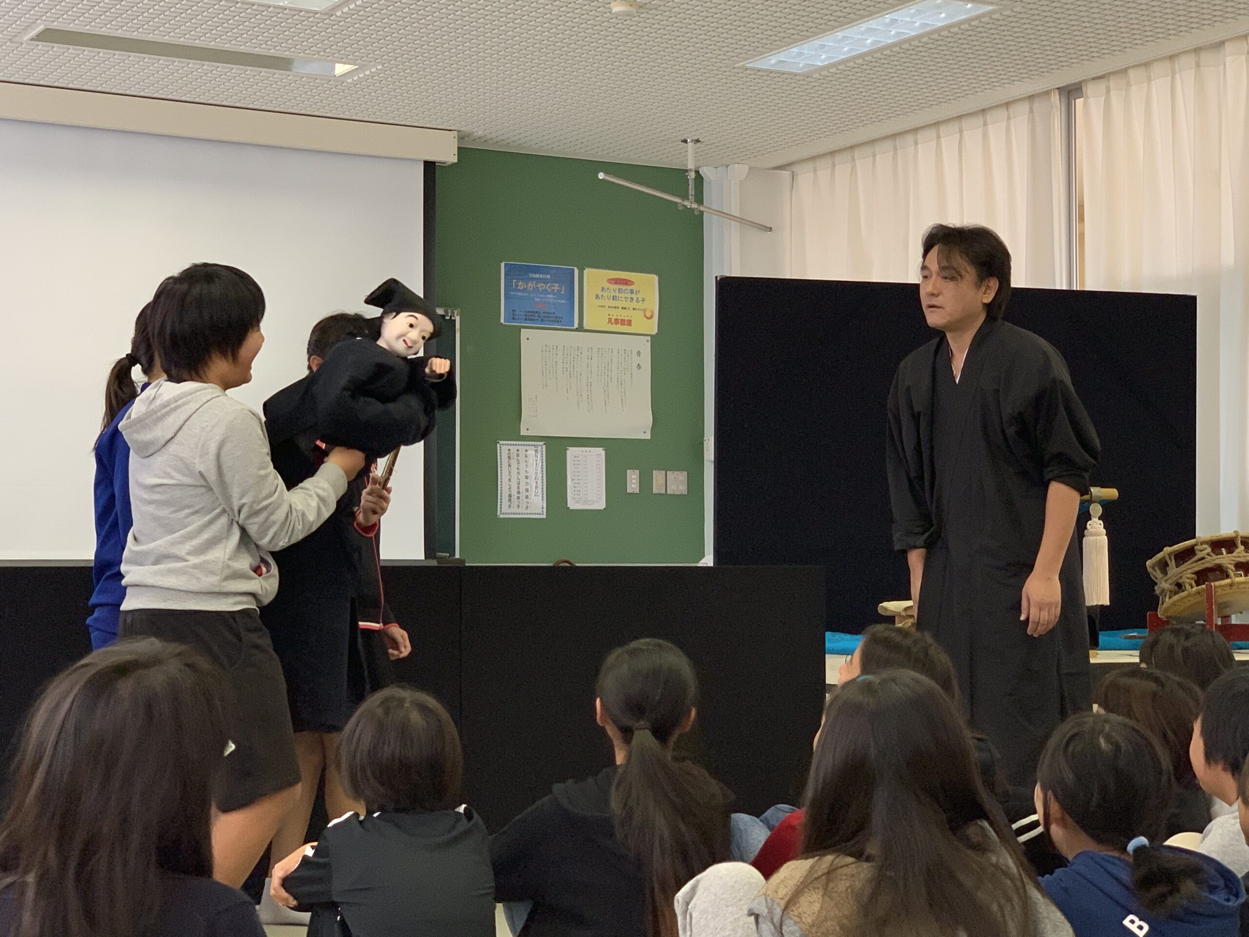 南あわじ市立福良小学校でワークショップを行いました。 淡路人形座